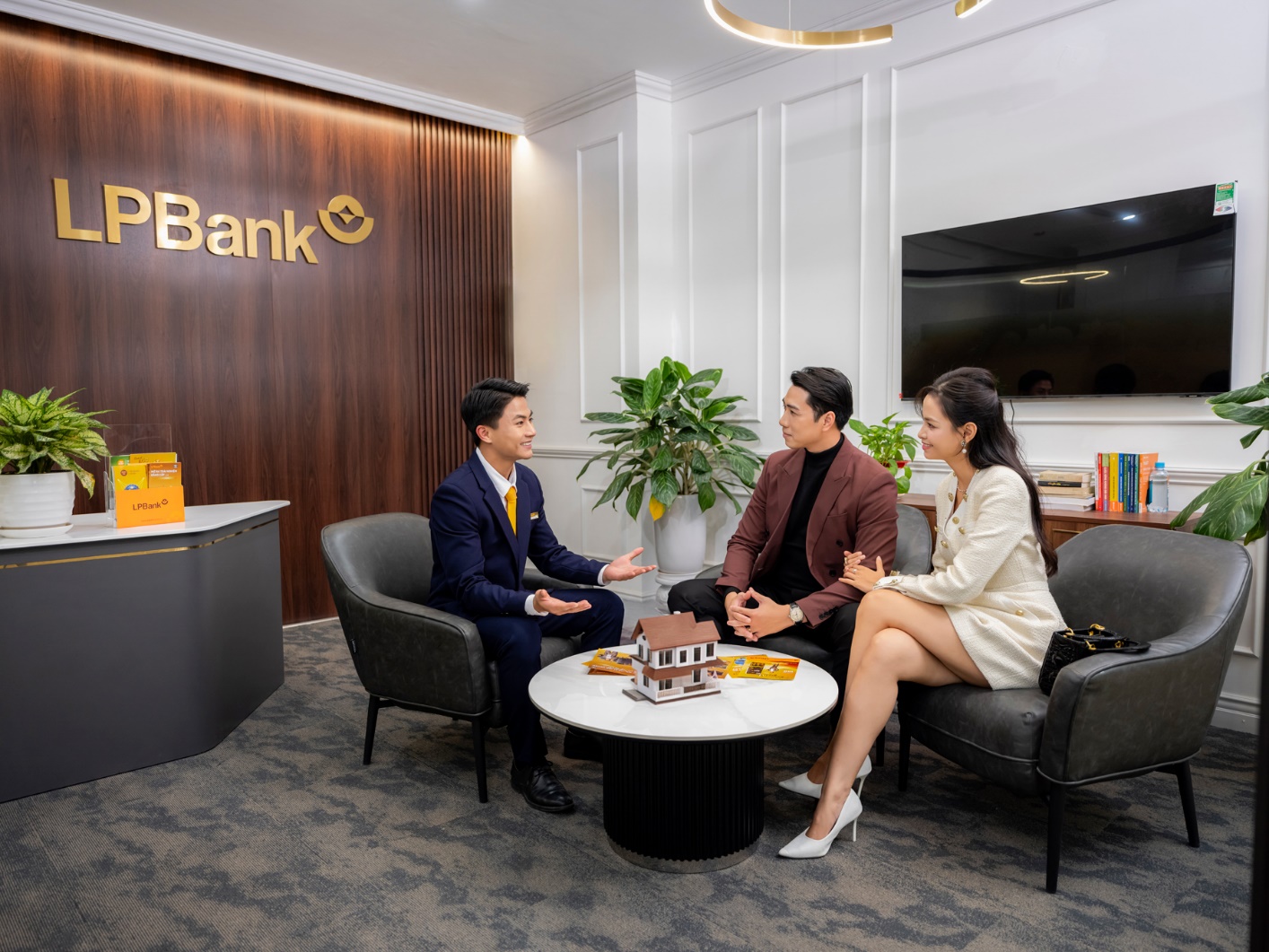 Ng&acirc;n h&agrave;ng Lộc Ph&aacute;t (LPBank) tiếp sức giấc mơ mua nh&agrave; của c&aacute;c gia đ&igrave;nh trẻ với g&oacute;i vay chỉ từ 3,88%- Ảnh 2.