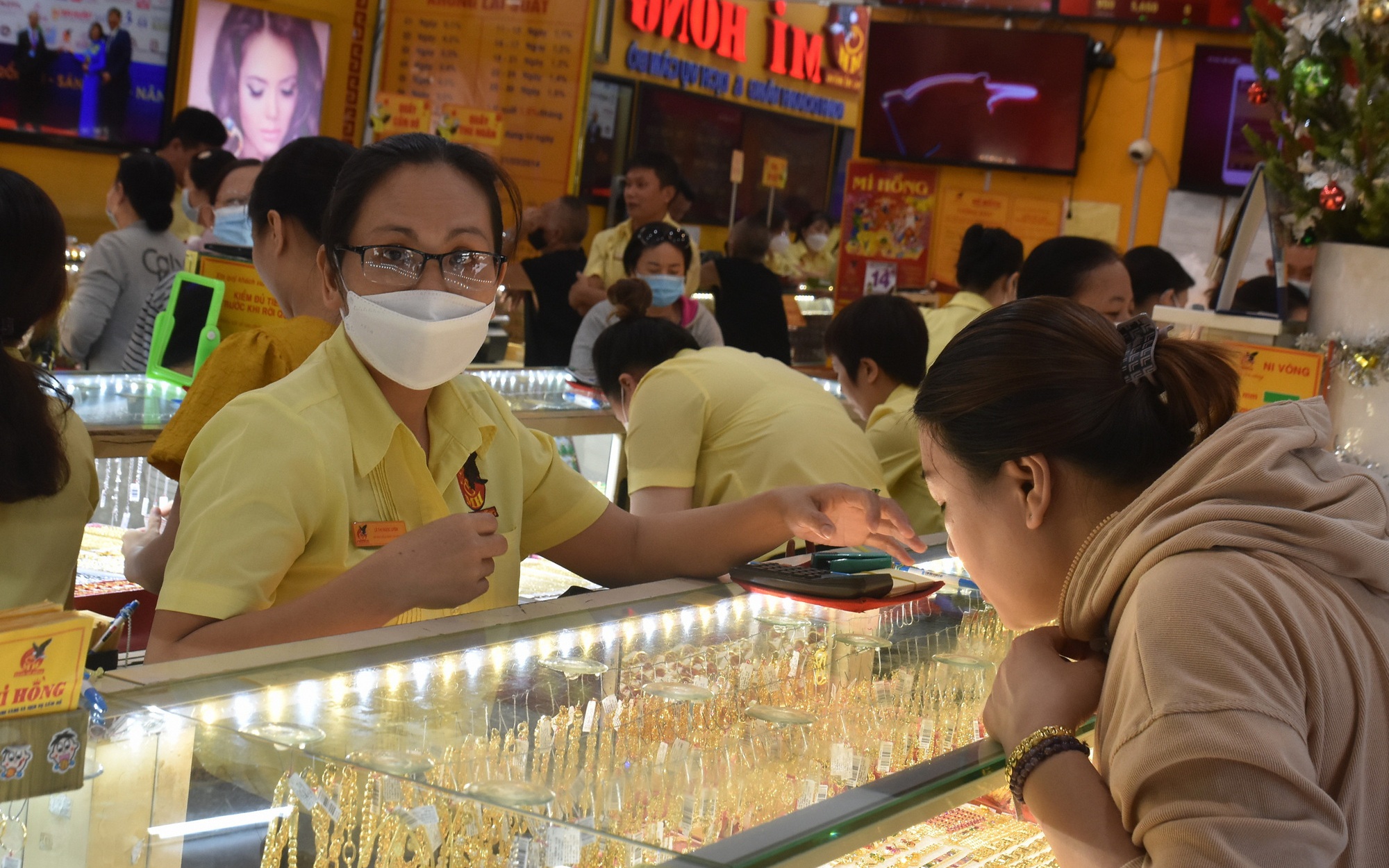 S&aacute;ng 27-2, bất ngờ ch&ecirc;nh lệch gi&aacute; v&agrave;ng miếng SJC v&agrave; thế giới