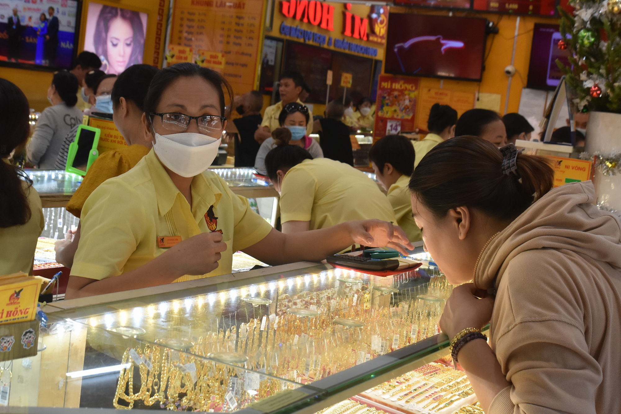S&aacute;ng 27-2, bất ngờ ch&ecirc;nh lệch gi&aacute; v&agrave;ng miếng SJC v&agrave; thế giới  - Ảnh 2.