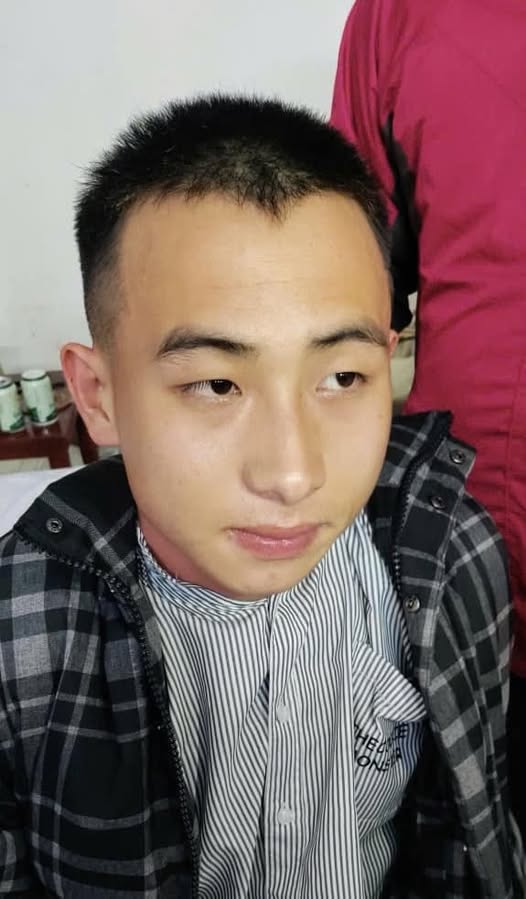 Đứng b&aacute;n v&eacute; số trước kh&aacute;ch sạn, người phụ nữ bị cướp hết tiền- Ảnh 1.