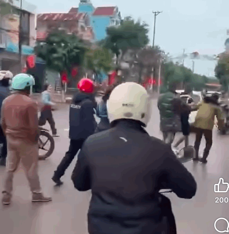 VIDEO: Va chạm giao th&ocirc;ng, 2 người phụ nữ x&ocirc; x&aacute;t với người đ&agrave;n &ocirc;ng lớn tuổi- Ảnh 1.