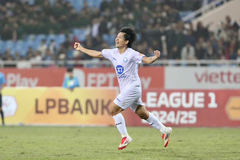 "Cơn lốc đường biên" Văn Vĩ giúp CLB Nam Định chiếm ngôi đầu bảng V-League- Ảnh 5.