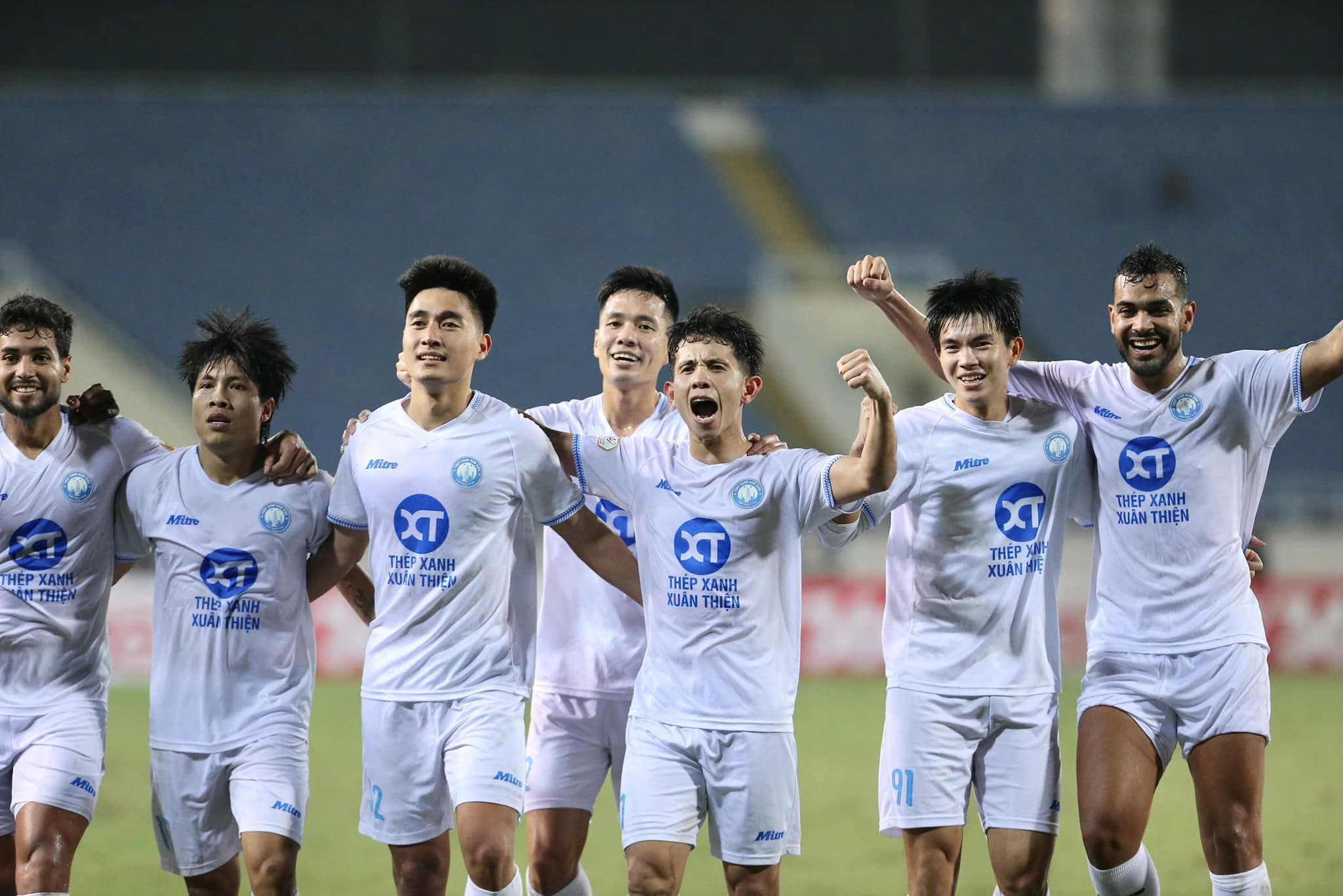 "Cơn lốc đường biên" Văn Vĩ giúp CLB Nam Định chiếm ngôi đầu bảng V-League- Ảnh 1.