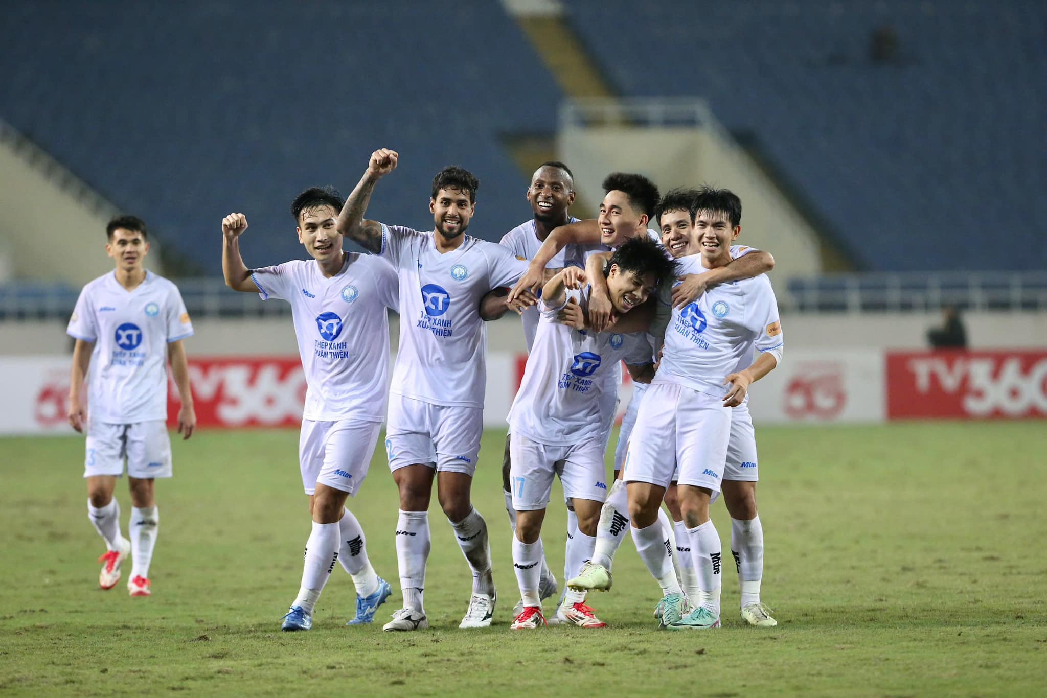 "Cơn lốc đường biên" Văn Vĩ giúp CLB Nam Định chiếm ngôi đầu bảng V-League- Ảnh 2.