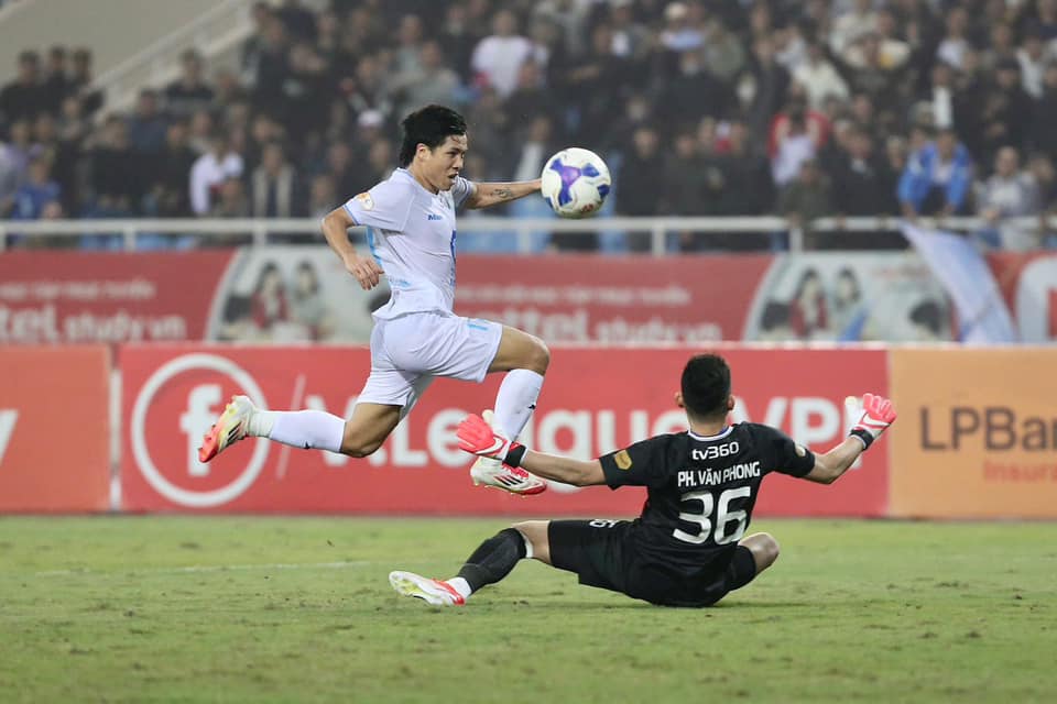 "Cơn lốc đường biên" Văn Vĩ giúp CLB Nam Định chiếm ngôi đầu bảng V-League- Ảnh 4.