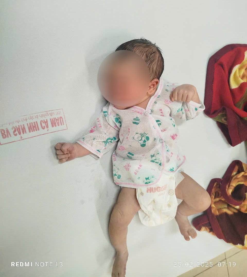 Thông tin mới vụ trẻ sơ sinh bị bỏ trong túi ni lông ở Cà Mau- Ảnh 1.