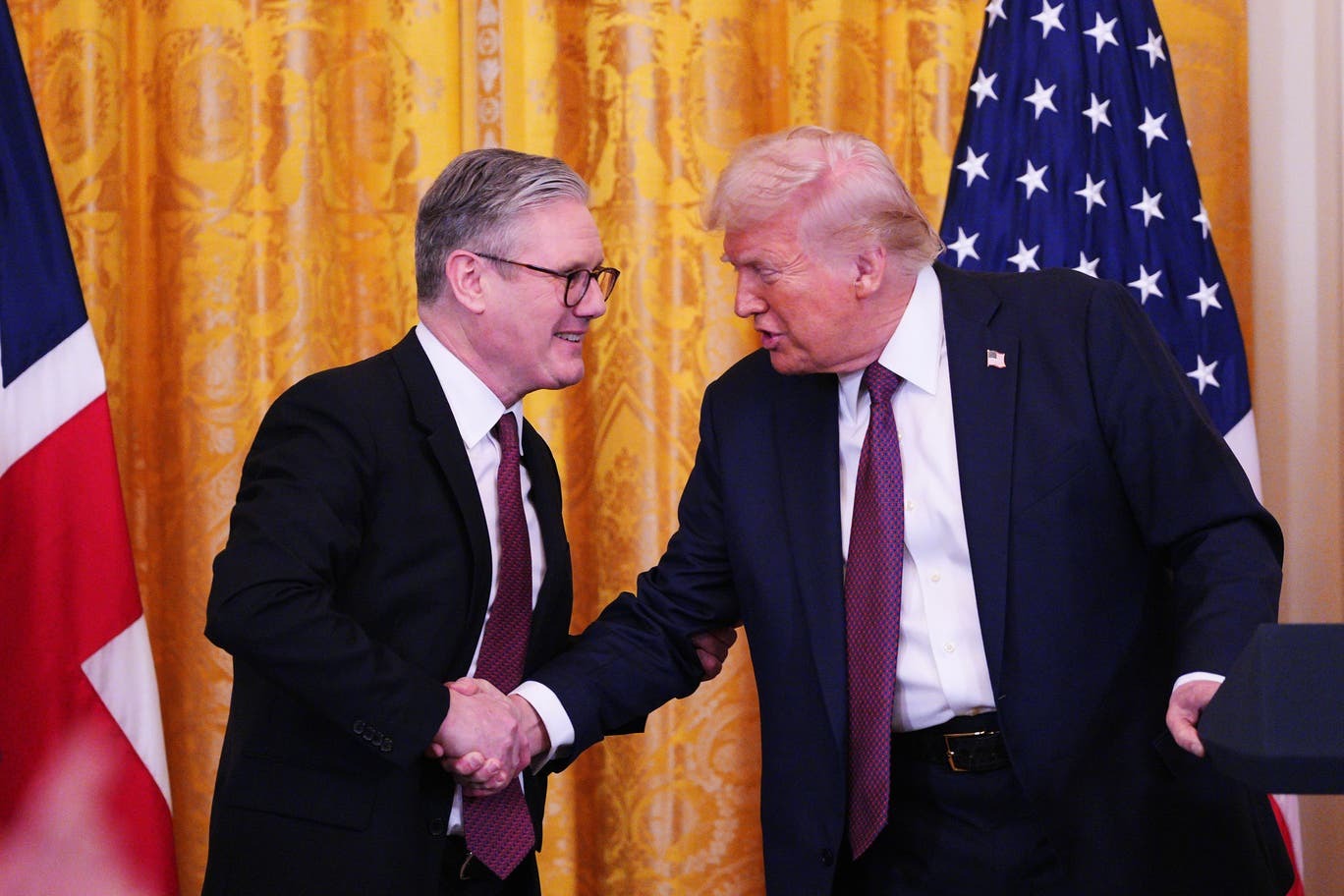Tổng thống Mỹ Donald Trump v&agrave; Thủ tướng Anh Sir Keir Starmer trong cuộc họp b&aacute;o tại Nh&agrave; Trắng h&ocirc;m 27-2. Ảnh: PA