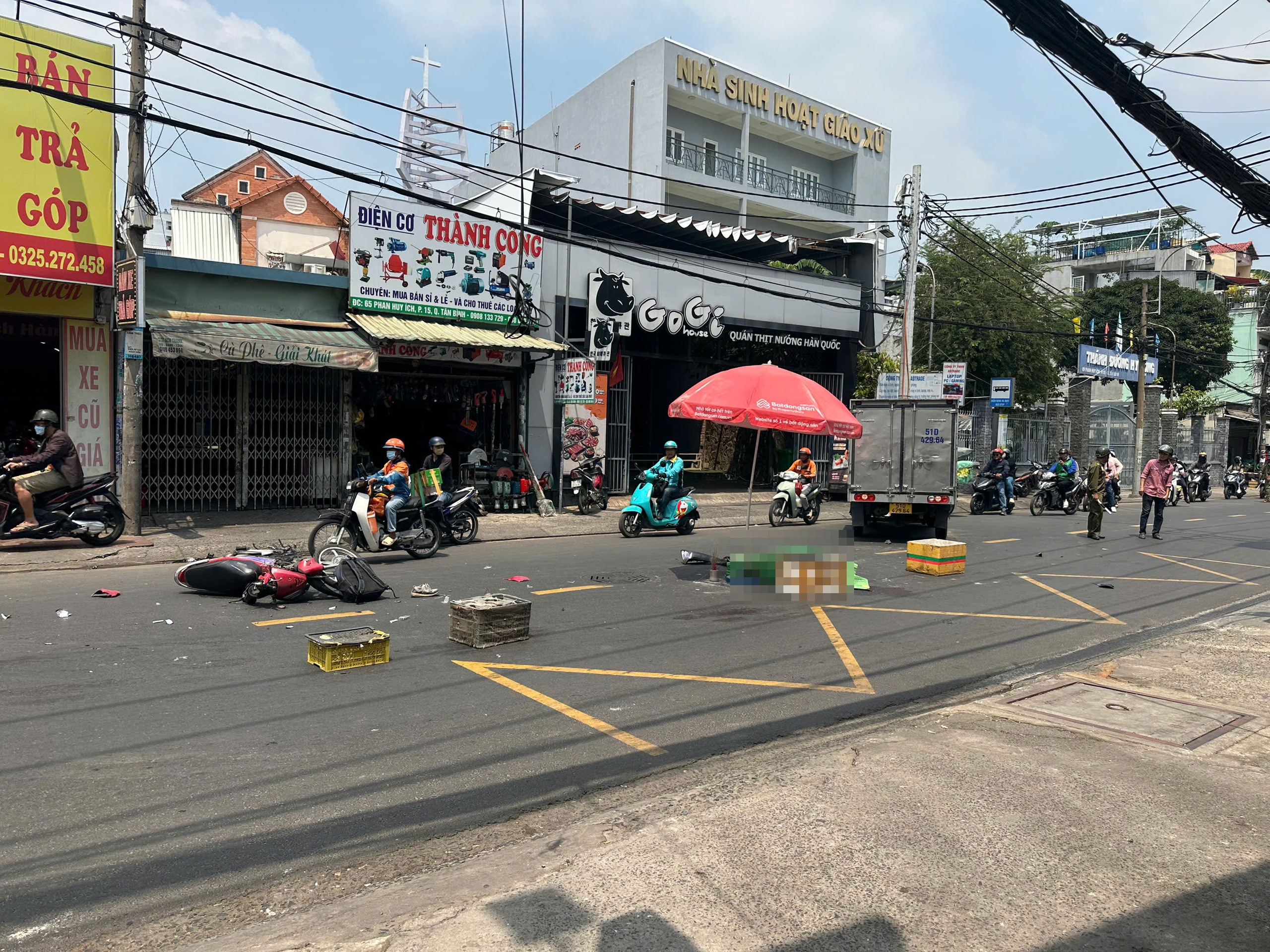 Tai nạn giao th&ocirc;ng nghi&ecirc;m trọng, một nam shipper tử vong- Ảnh 1.