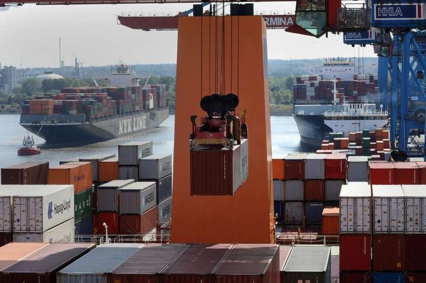 C&aacute;c container h&agrave;ng h&oacute;a tại cảng Hamburg - Đức Ảnh: BLOOMBERG