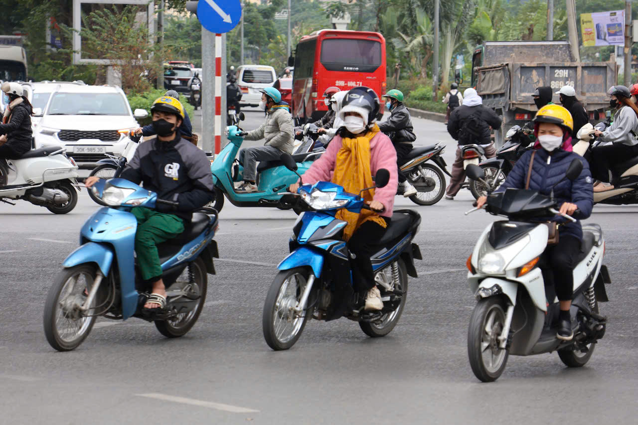 Kh&ocirc;ng kh&iacute; lạnh k&egrave;m mưa khiến miền Bắc r&eacute;t đậm, r&eacute;t hại- Ảnh 1.