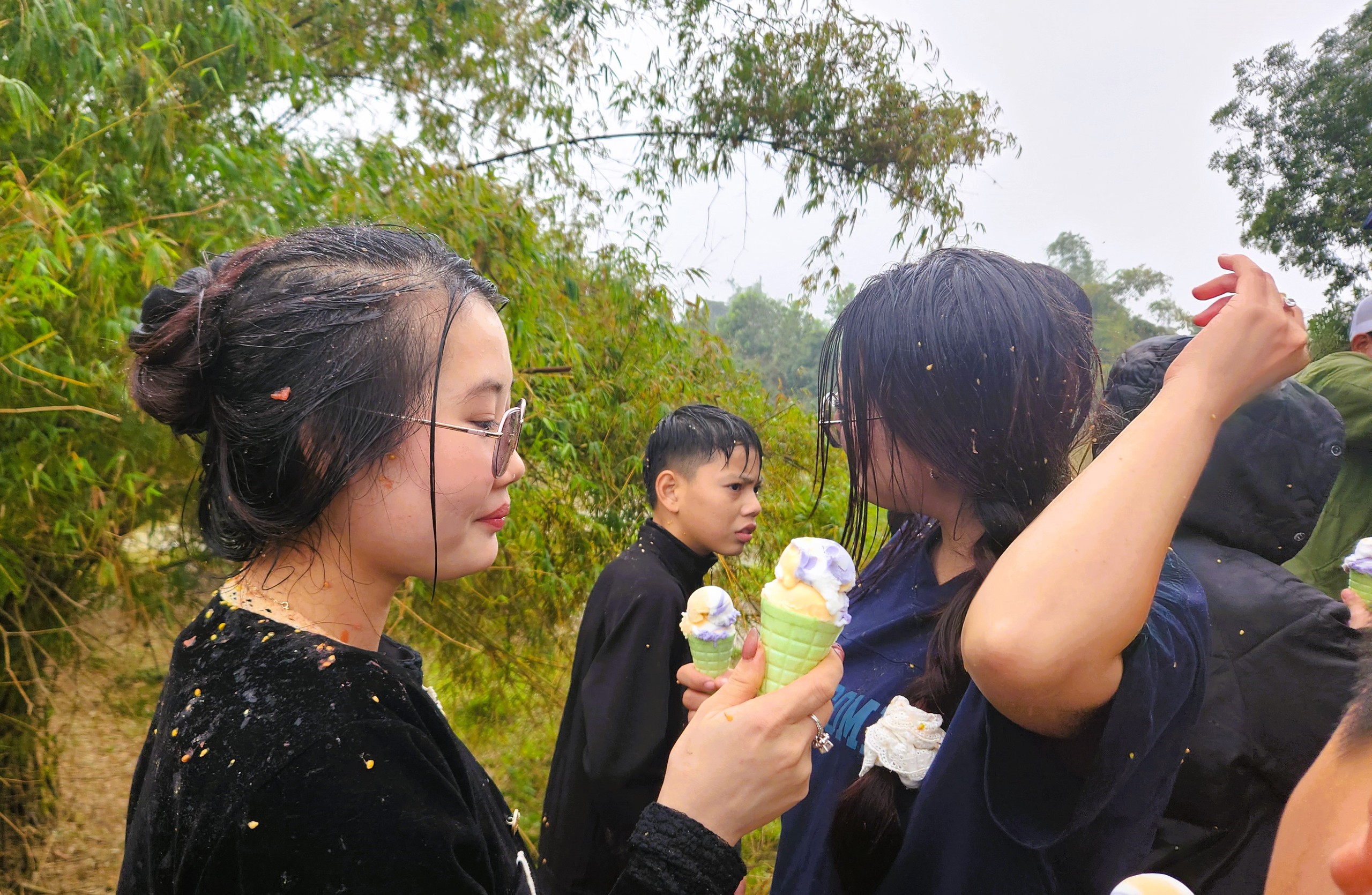 Độc lạ đầu năm: H&agrave;ng ng&agrave;n người đi chợ "choảng nhau" cầu may ở Thanh H&oacute;a- Ảnh 7.