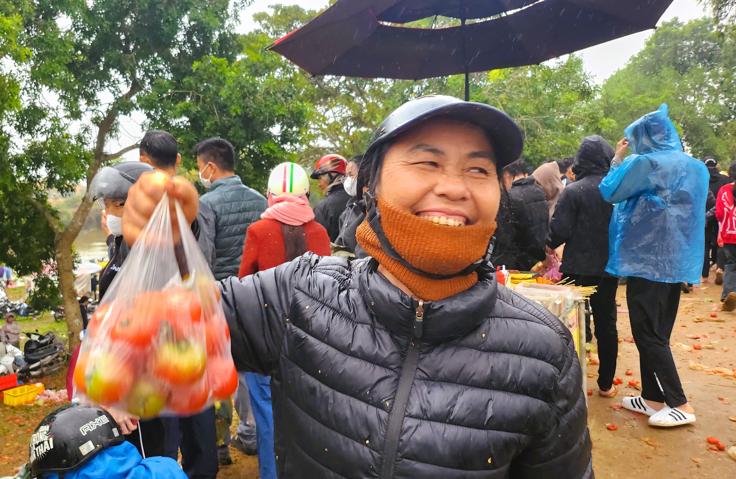 Độc lạ đầu năm: H&agrave;ng ng&agrave;n người đi chợ "choảng nhau" cầu may ở Thanh H&oacute;a- Ảnh 5.