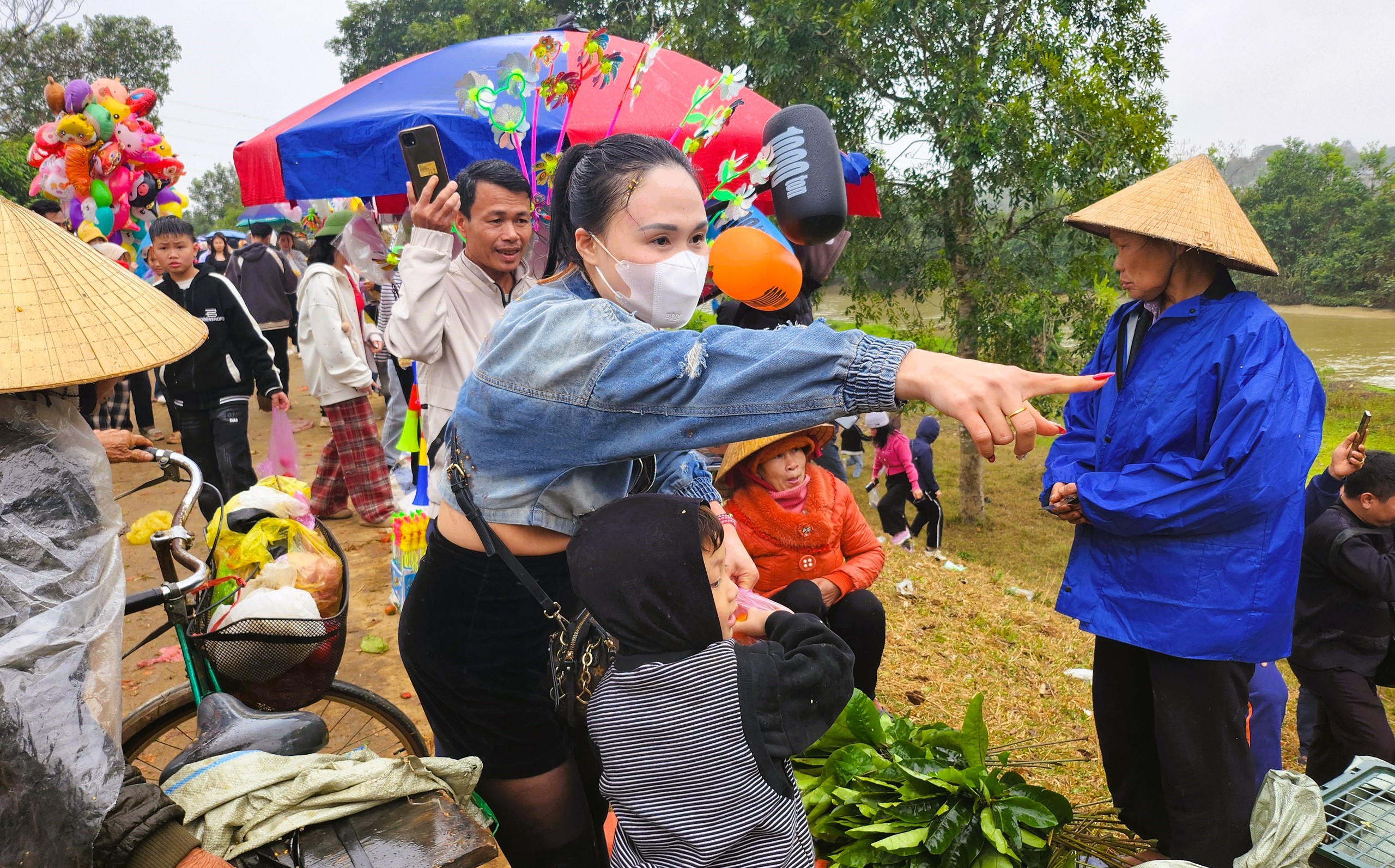Độc lạ đầu năm: H&agrave;ng ng&agrave;n người đi chợ "choảng nhau" cầu may ở Thanh H&oacute;a- Ảnh 2.