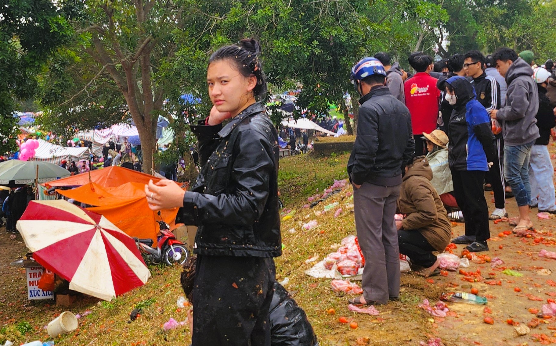 Độc lạ đầu năm: H&agrave;ng ng&agrave;n người đi chợ "choảng nhau" cầu may ở Thanh H&oacute;a- Ảnh 12.
