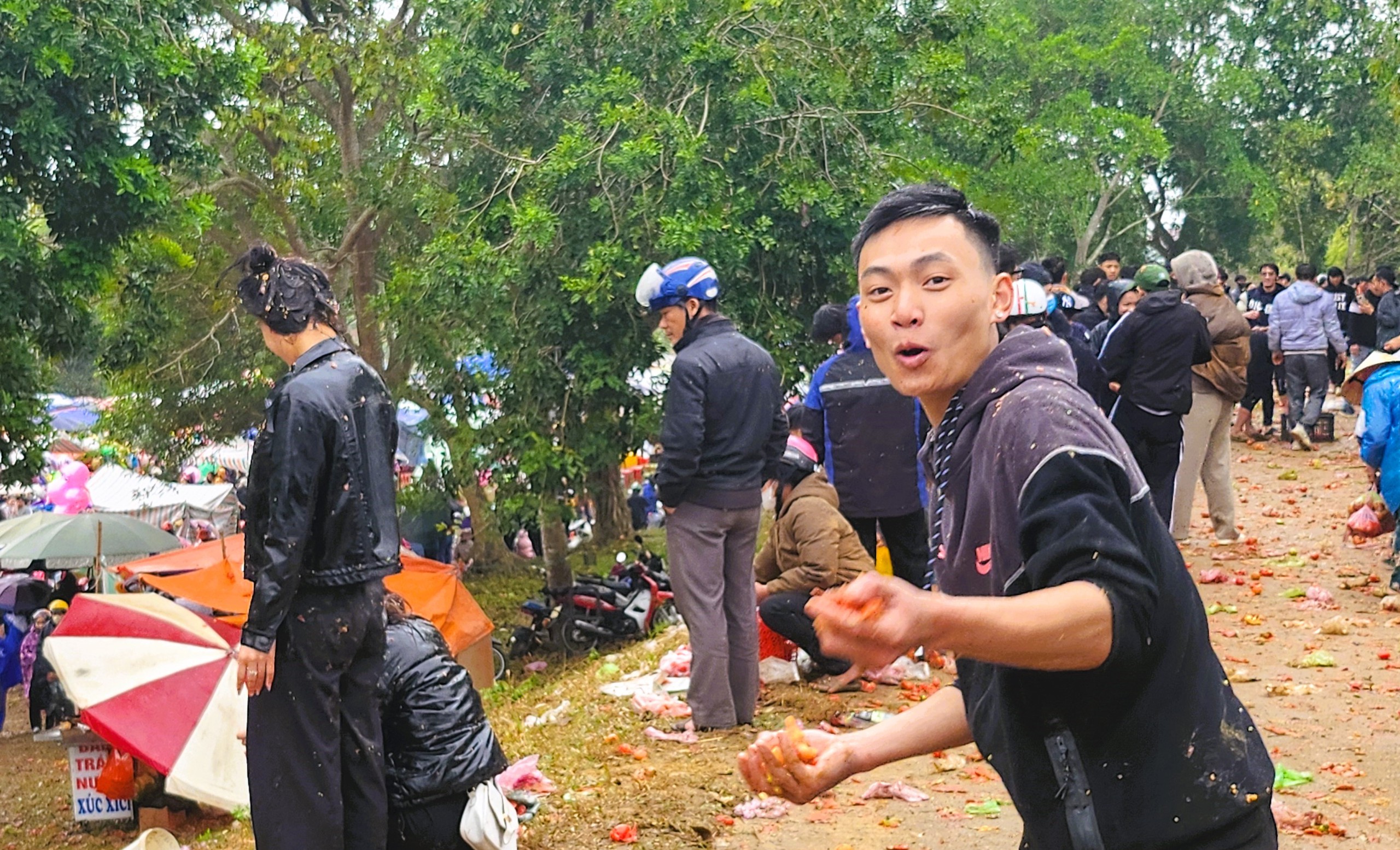 Độc lạ đầu năm: H&agrave;ng ng&agrave;n người đi chợ "choảng nhau" cầu may ở Thanh H&oacute;a- Ảnh 13.