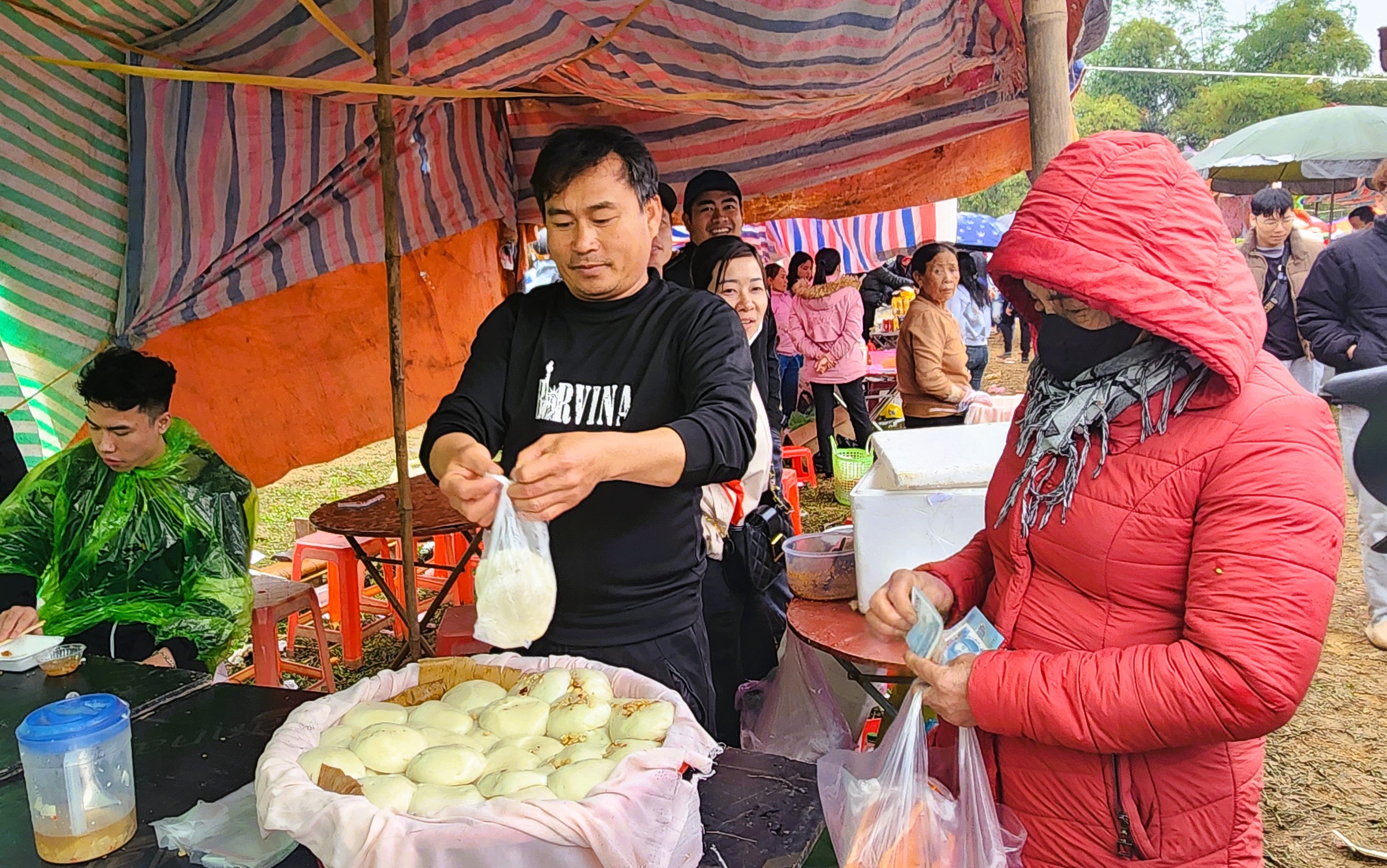 Độc lạ đầu năm: H&agrave;ng ng&agrave;n người đi chợ "choảng nhau" cầu may ở Thanh H&oacute;a- Ảnh 16.