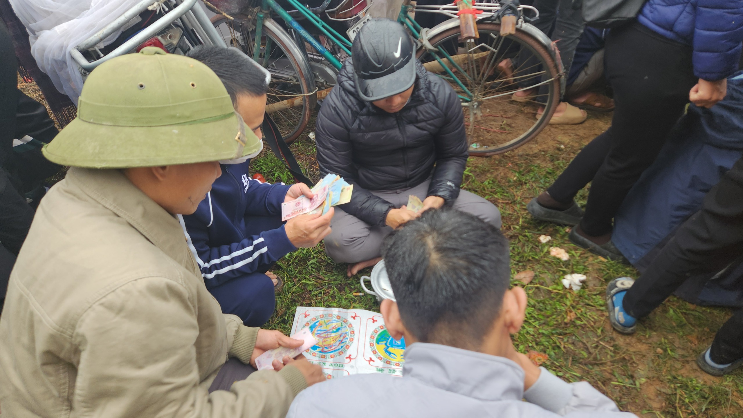 "Đỏ đen" tr&agrave;n ngập phi&ecirc;n chợ "choảng nhau" ở Thanh H&oacute;a- Ảnh 2.