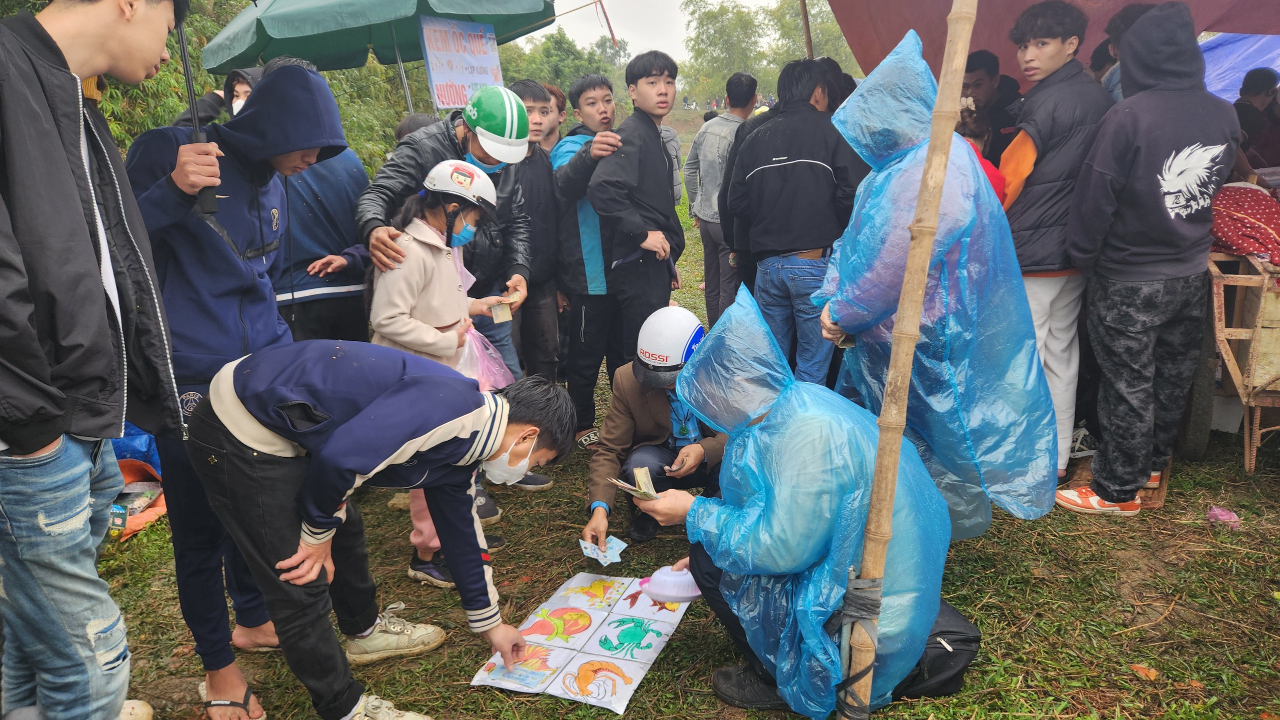 "Đỏ đen" tr&agrave;n ngập phi&ecirc;n chợ "choảng nhau" ở Thanh H&oacute;a- Ảnh 4.