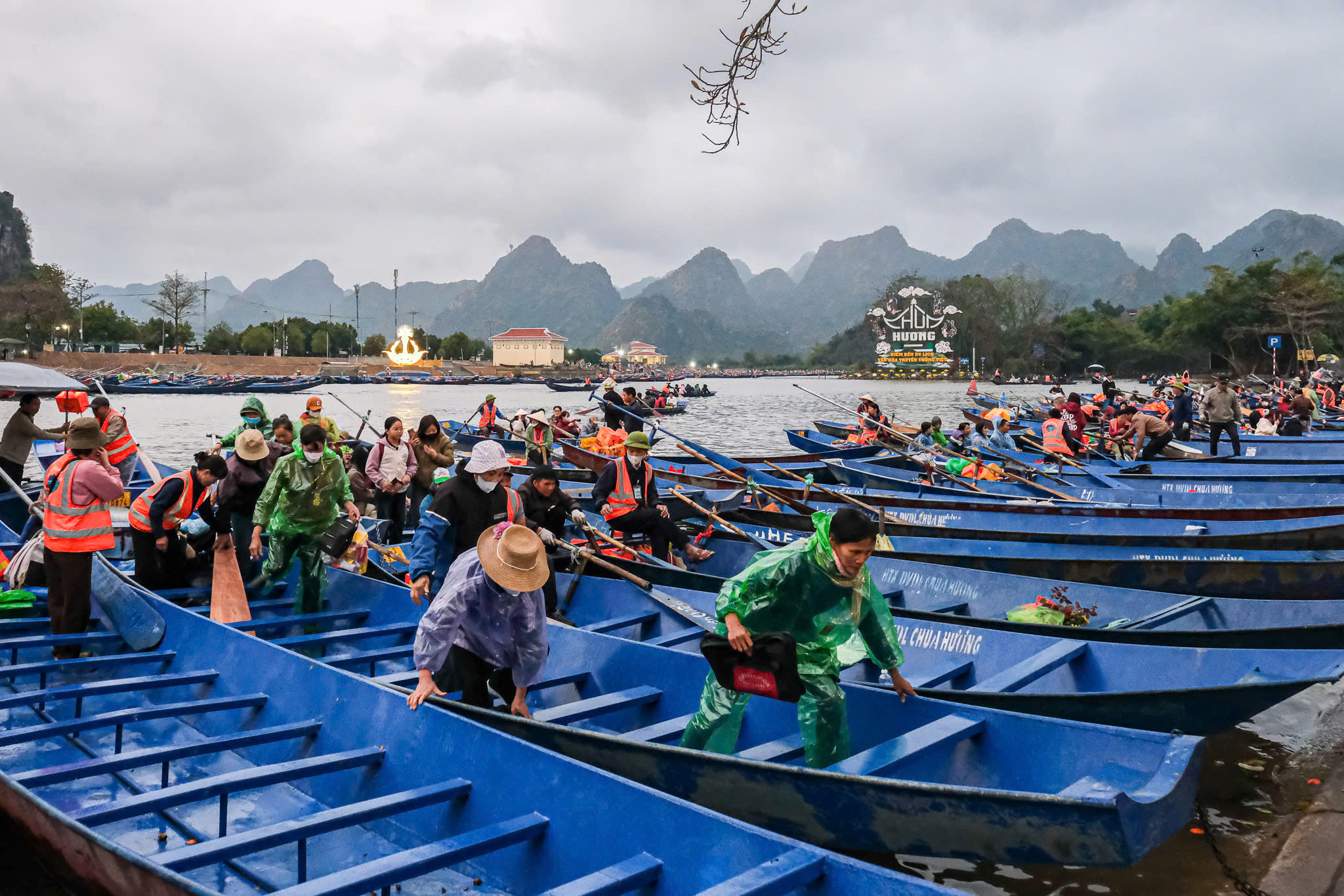 H&agrave;ng ng&agrave;n người tham dự Lễ khai hội Ch&ugrave;a Hương- Ảnh 5.