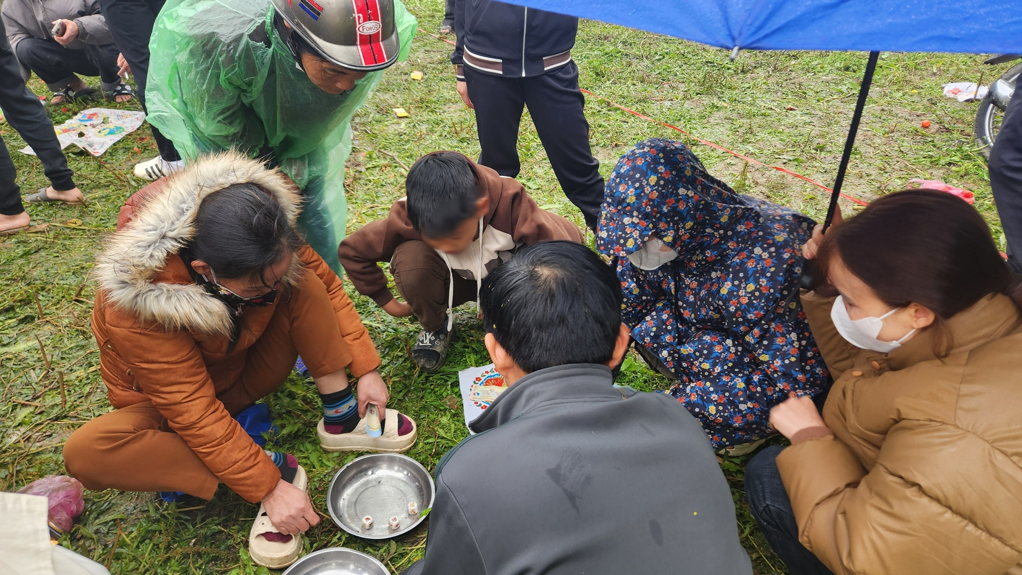 "Đỏ đen" tr&agrave;n ngập phi&ecirc;n chợ "choảng nhau" ở Thanh H&oacute;a- Ảnh 6.