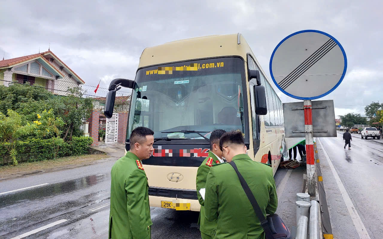 Người phụ nữ va chạm xe khách tử vong, bị kéo lê 20 m