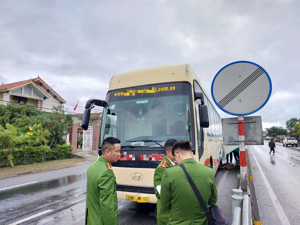 Người phụ nữ va chạm xe kh&aacute;ch tử vong, bị k&eacute;o l&ecirc; 20 m - Ảnh 1.