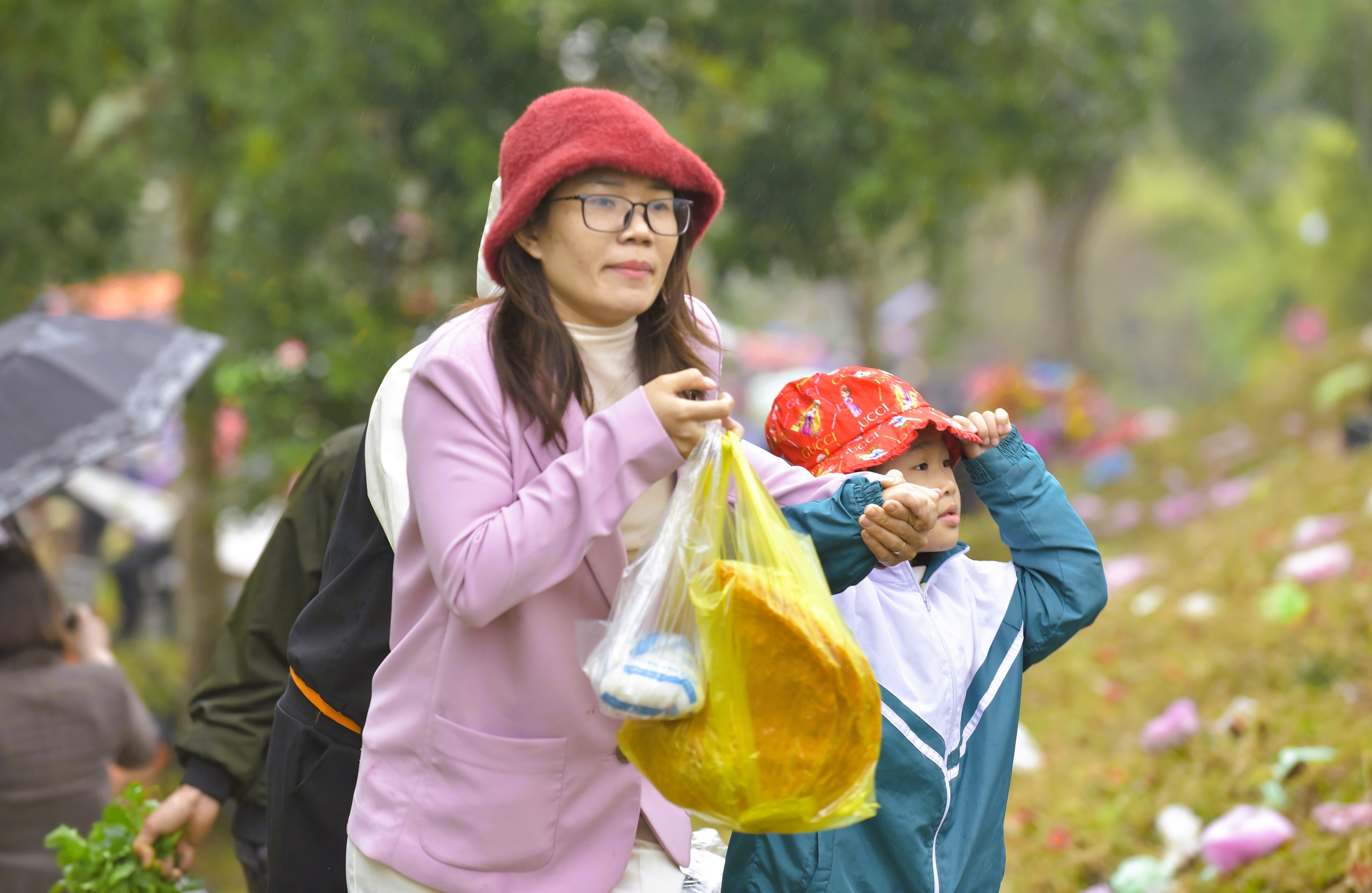 Độc lạ đầu năm: H&agrave;ng ng&agrave;n người đi chợ "choảng nhau" cầu may ở Thanh H&oacute;a- Ảnh 14.