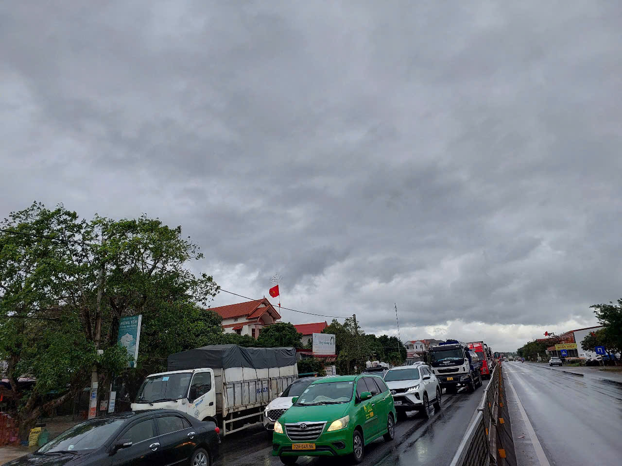 Người phụ nữ va chạm xe kh&aacute;ch tử vong, bị k&eacute;o l&ecirc; 20 m - Ảnh 3.