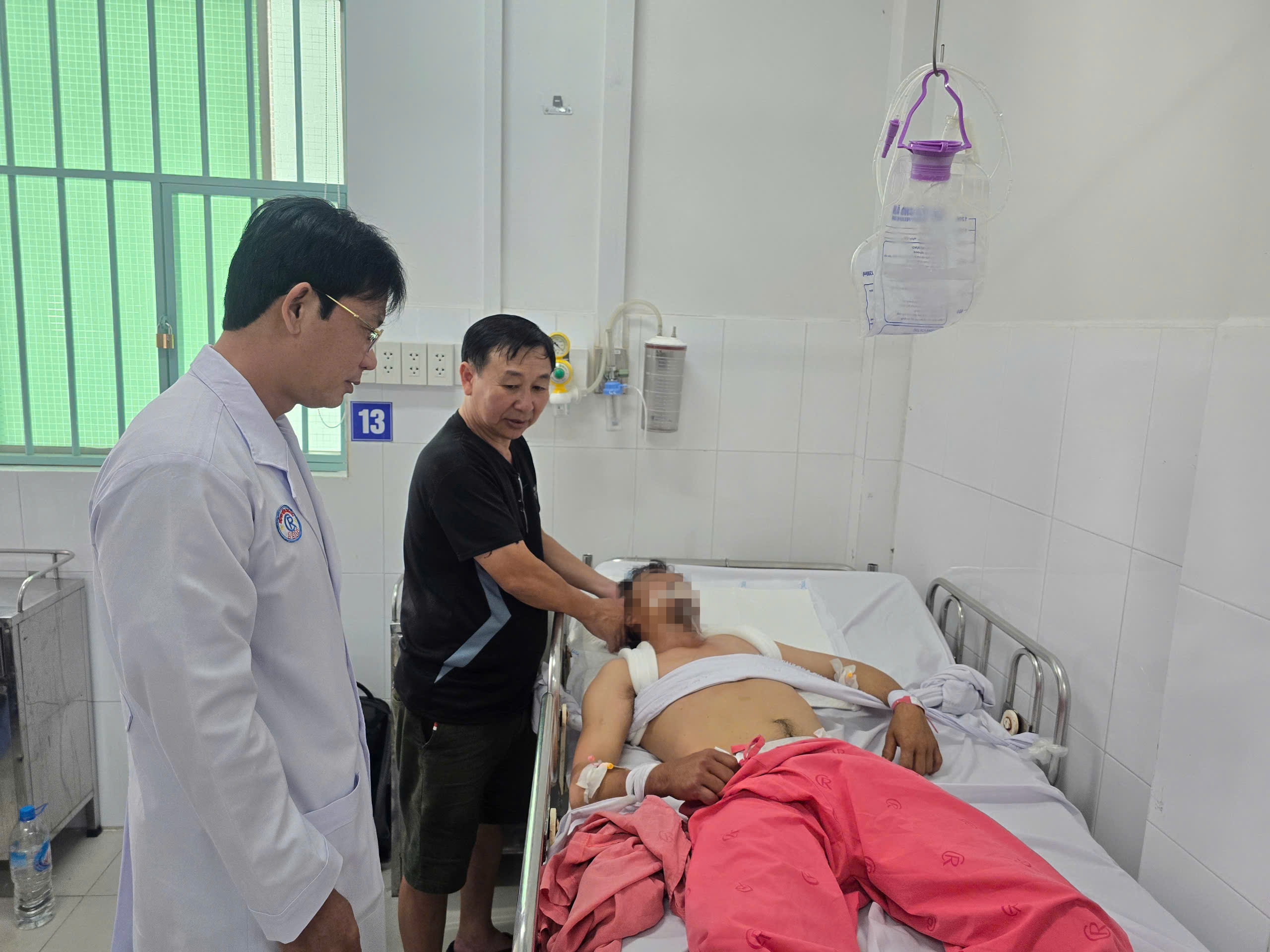 Bệnh nh&acirc;n đang điều trị tại Khoa Chấn thương sọ n&atilde;o - Bệnh viện Chợ Rẫy (TP HCM) do tai nạn giao th&ocirc;ng sau khi sử dụng rượu, biaẢnh: PHẠM DŨNG