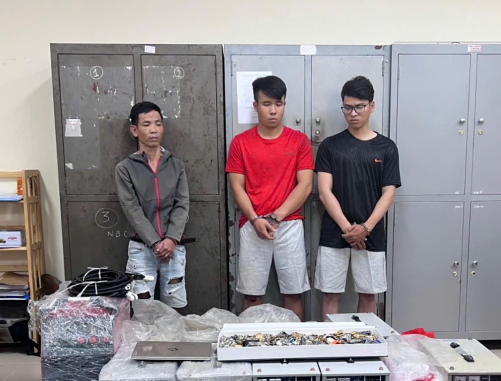 Đối tượng trộm gần nửa tỉ trong đ&ecirc;m m&ugrave;ng 2 Tết ở Đồng Nai đ&atilde; bị bắt, kh&aacute;m nh&agrave; thấy h&agrave;ng trăm đồng hồ- Ảnh 1.