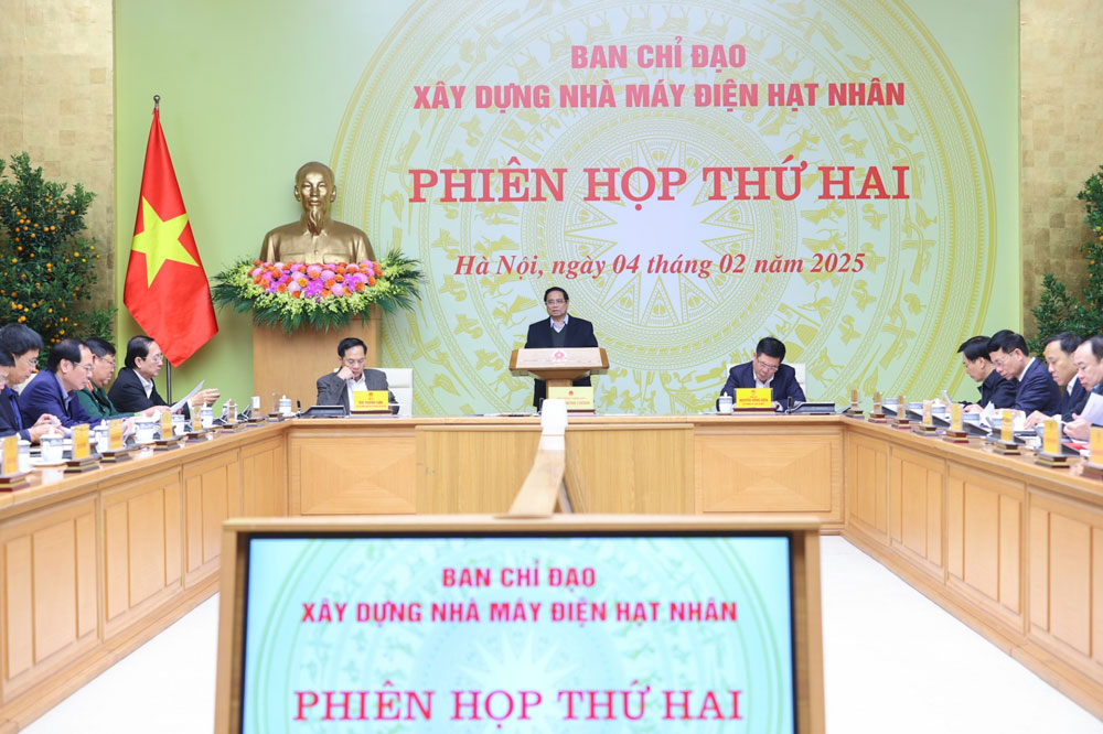 Thủ tướng Phạm Minh Ch&iacute;nh chủ tr&igrave; phi&ecirc;n họp thứ hai của Ban Chỉ đạo X&acirc;y dựng nh&agrave; m&aacute;y điện hạt nh&acirc;n. Ảnh: VGP