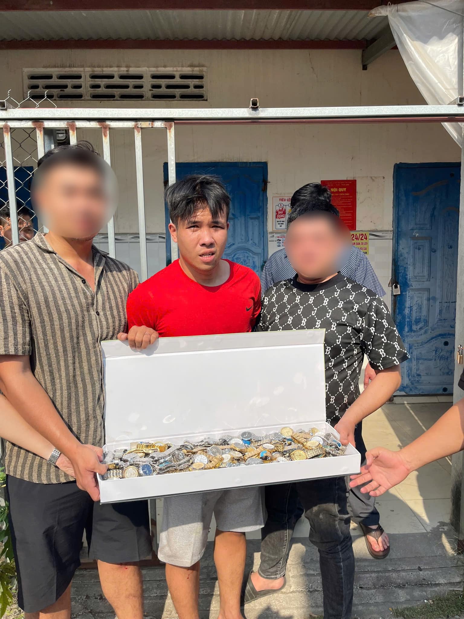 Đối tượng trộm gần nửa tỉ trong đ&ecirc;m m&ugrave;ng 2 Tết ở Đồng Nai đ&atilde; bị bắt, kh&aacute;m nh&agrave; thấy h&agrave;ng trăm đồng hồ- Ảnh 4.