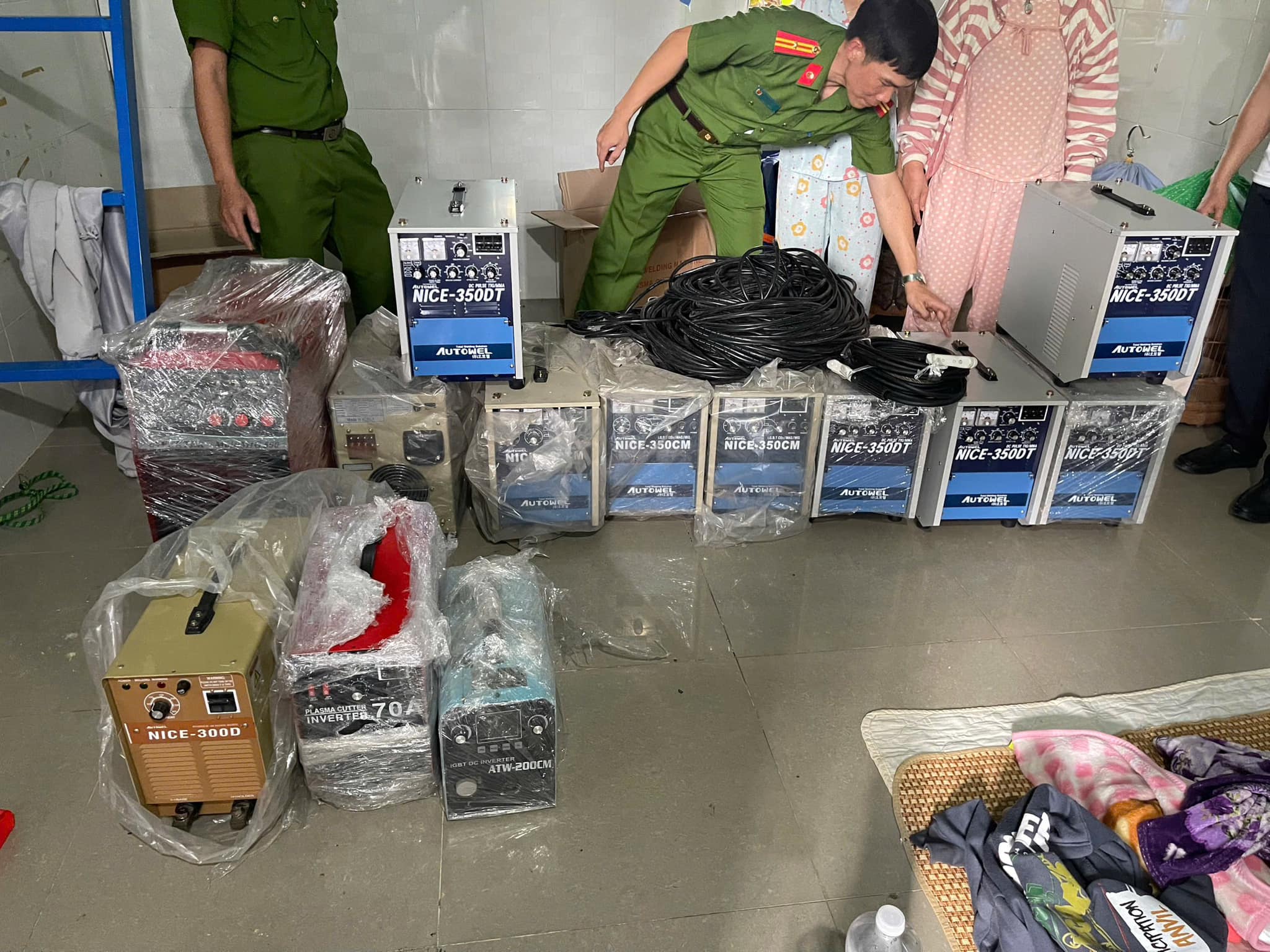 Đối tượng trộm gần nửa tỉ trong đ&ecirc;m m&ugrave;ng 2 Tết ở Đồng Nai đ&atilde; bị bắt, kh&aacute;m nh&agrave; thấy h&agrave;ng trăm đồng hồ- Ảnh 5.