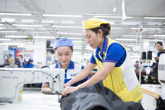 C&ocirc;ng nh&acirc;n C&ocirc;ng ty May Nh&agrave; B&egrave; phấn khởi l&agrave;m việc trong ng&agrave;y sản xuất đầu năm