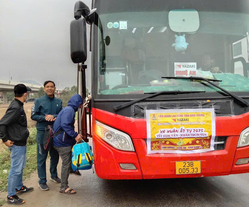 Nhiều người ở B&igrave;nh Dương "đ&oacute;n lộc" trong ng&agrave;y đầu trở lại với c&ocirc;ng việc- Ảnh 4.