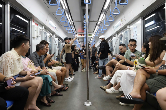 Khách đi tàu metro Ảnh: CHÍ NGUYÊN