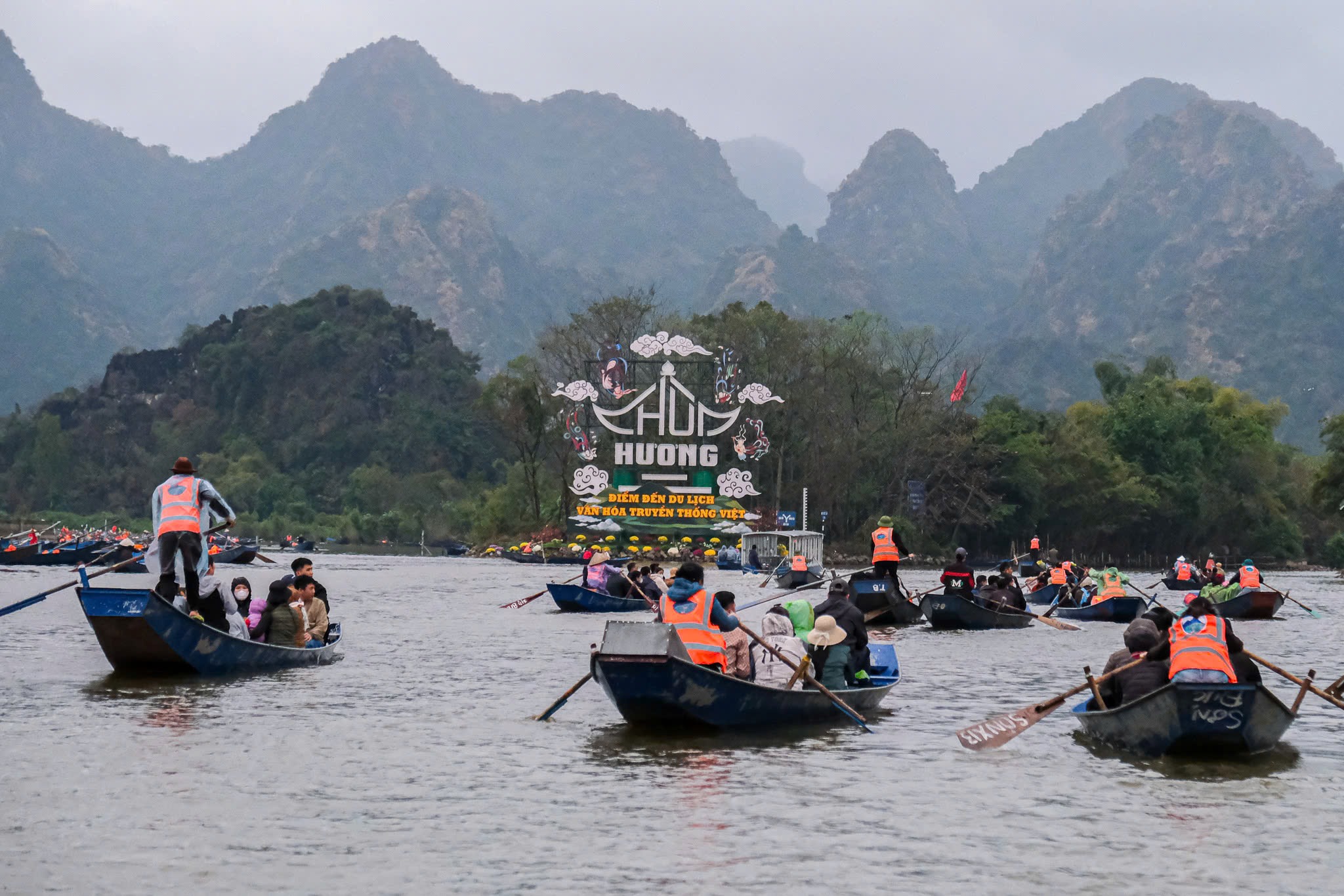 Thủ tướng: C&aacute;n bộ, c&ocirc;ng chức tuyệt đối kh&ocirc;ng đi lễ hội trong giờ h&agrave;nh ch&iacute;nh- Ảnh 1.