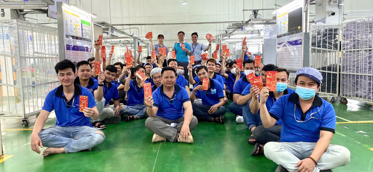 Nhiều người ở B&igrave;nh Dương "đ&oacute;n lộc" trong ng&agrave;y đầu trở lại với c&ocirc;ng việc- Ảnh 2.
