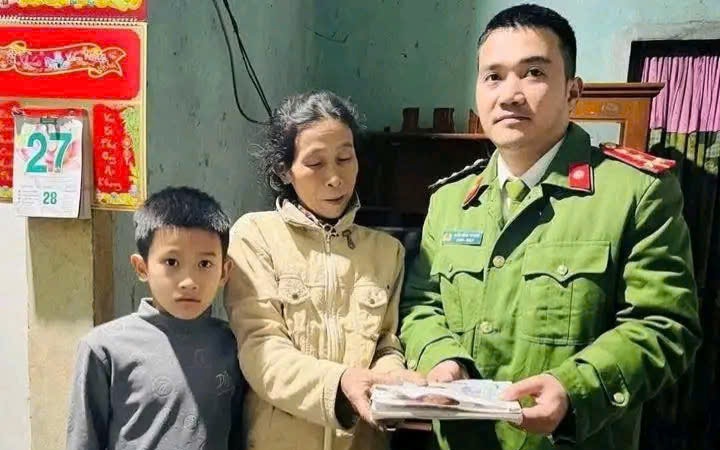 Người phụ nữ nghèo đánh rơi tiền ngày cận Tết nhận được món quà bất ngờ