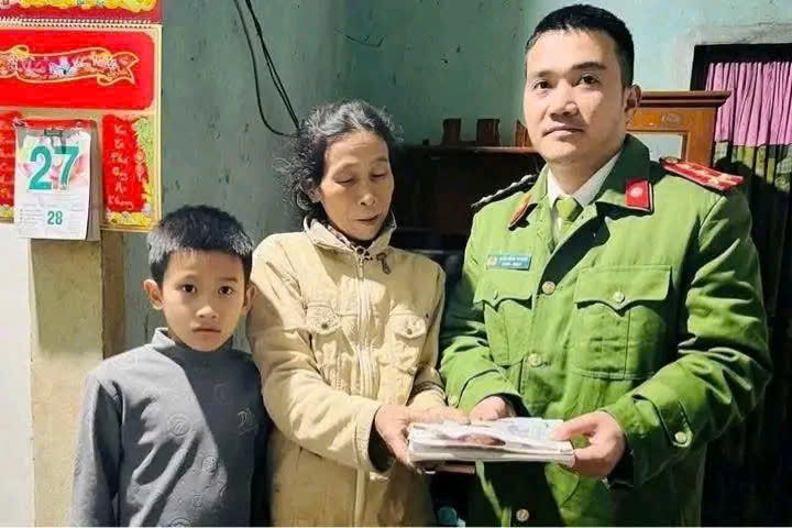 Người phụ nữ ngh&egrave;o đ&aacute;nh rơi tiền ng&agrave;y cận Tết nhận được m&oacute;n qu&agrave; bất ngờ- Ảnh 1.
