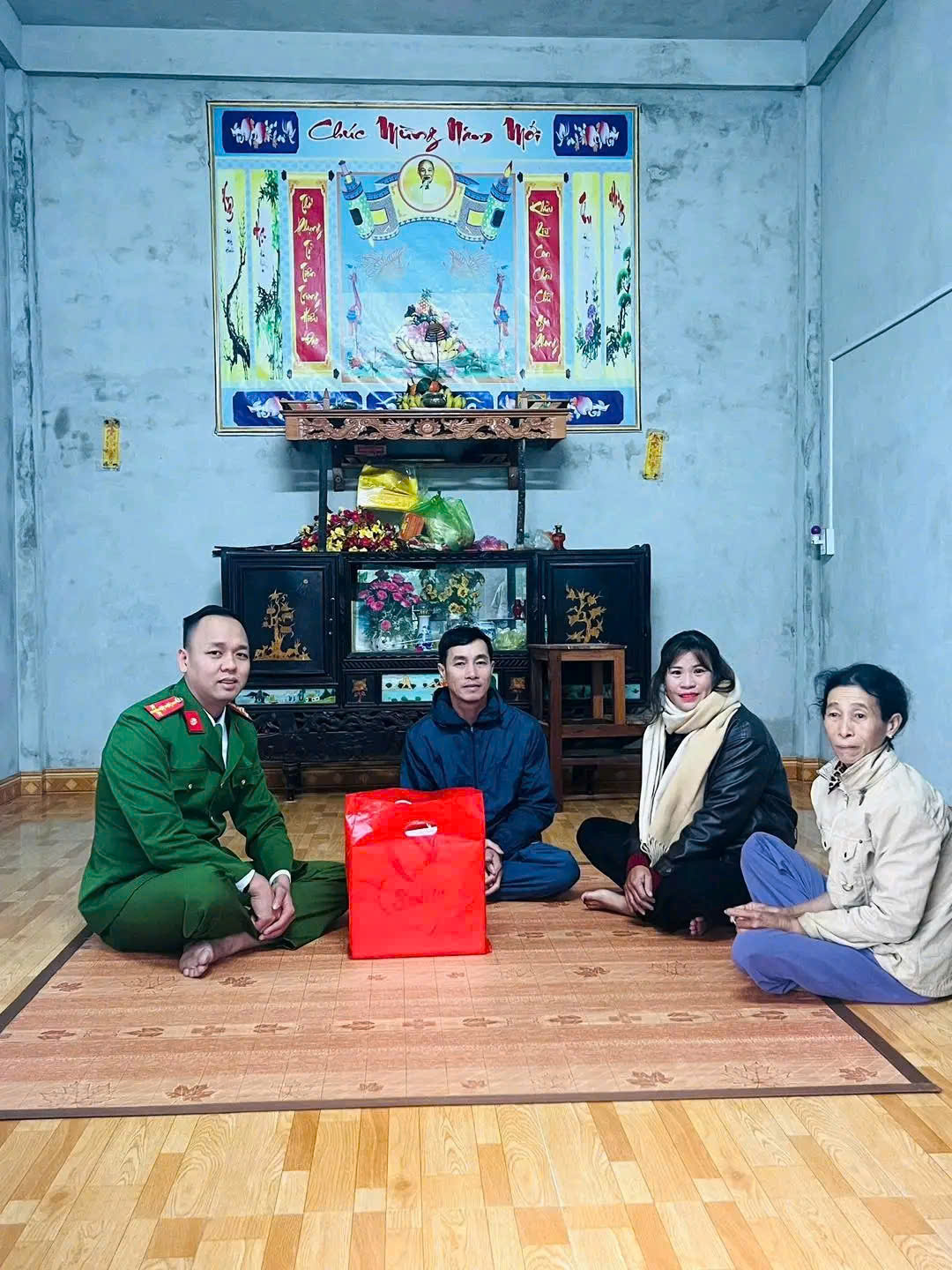 Người phụ nữ ngh&egrave;o đ&aacute;nh rơi tiền ng&agrave;y cận Tết nhận được m&oacute;n qu&agrave; bất ngờ- Ảnh 2.
