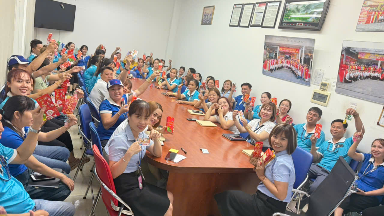 Nhiều người ở B&igrave;nh Dương "đ&oacute;n lộc" trong ng&agrave;y đầu trở lại với c&ocirc;ng việc- Ảnh 1.