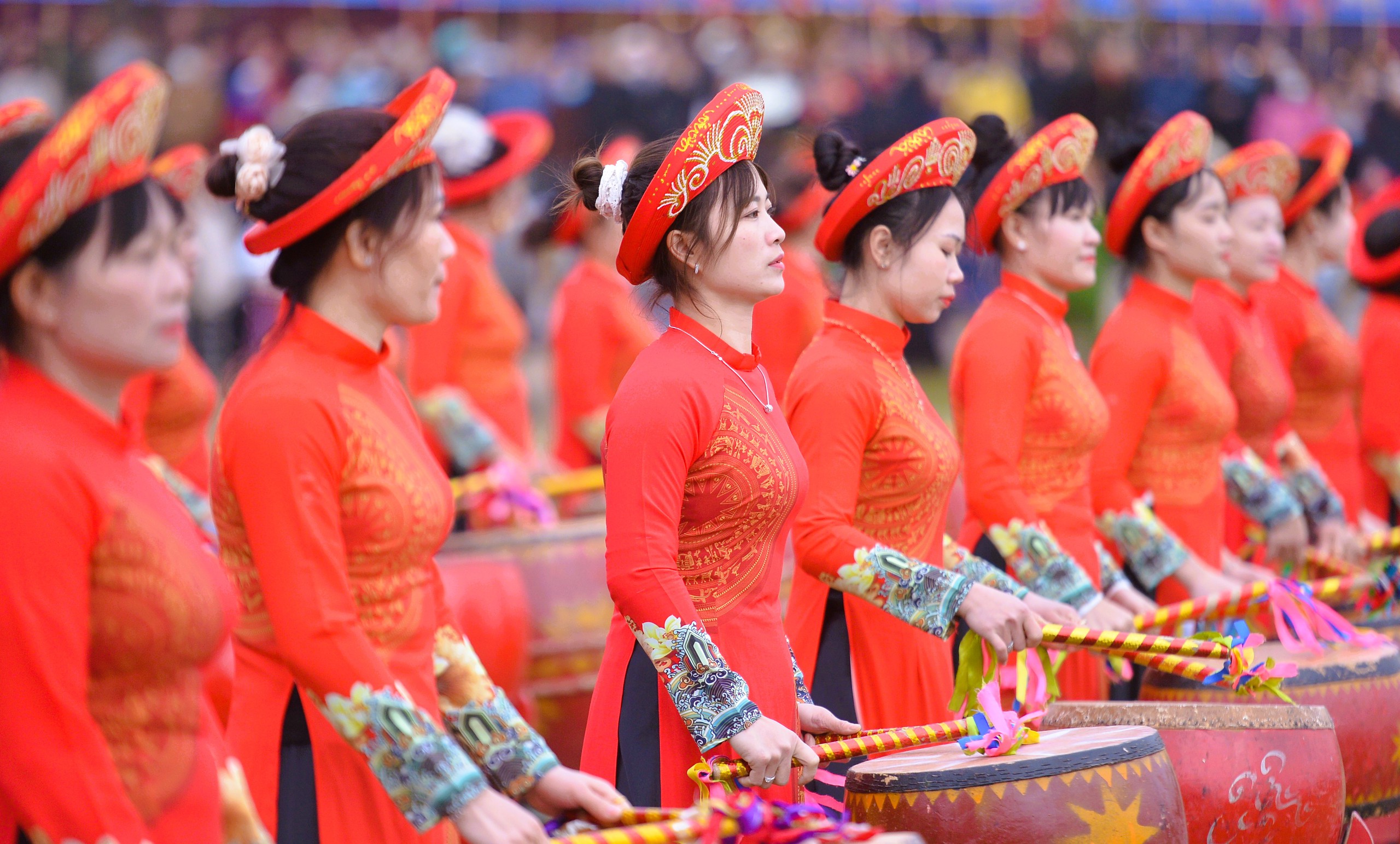 Một n&ocirc;ng d&acirc;n v&agrave;o vai nh&agrave; vua đi c&agrave;y ruộng- Ảnh 5.