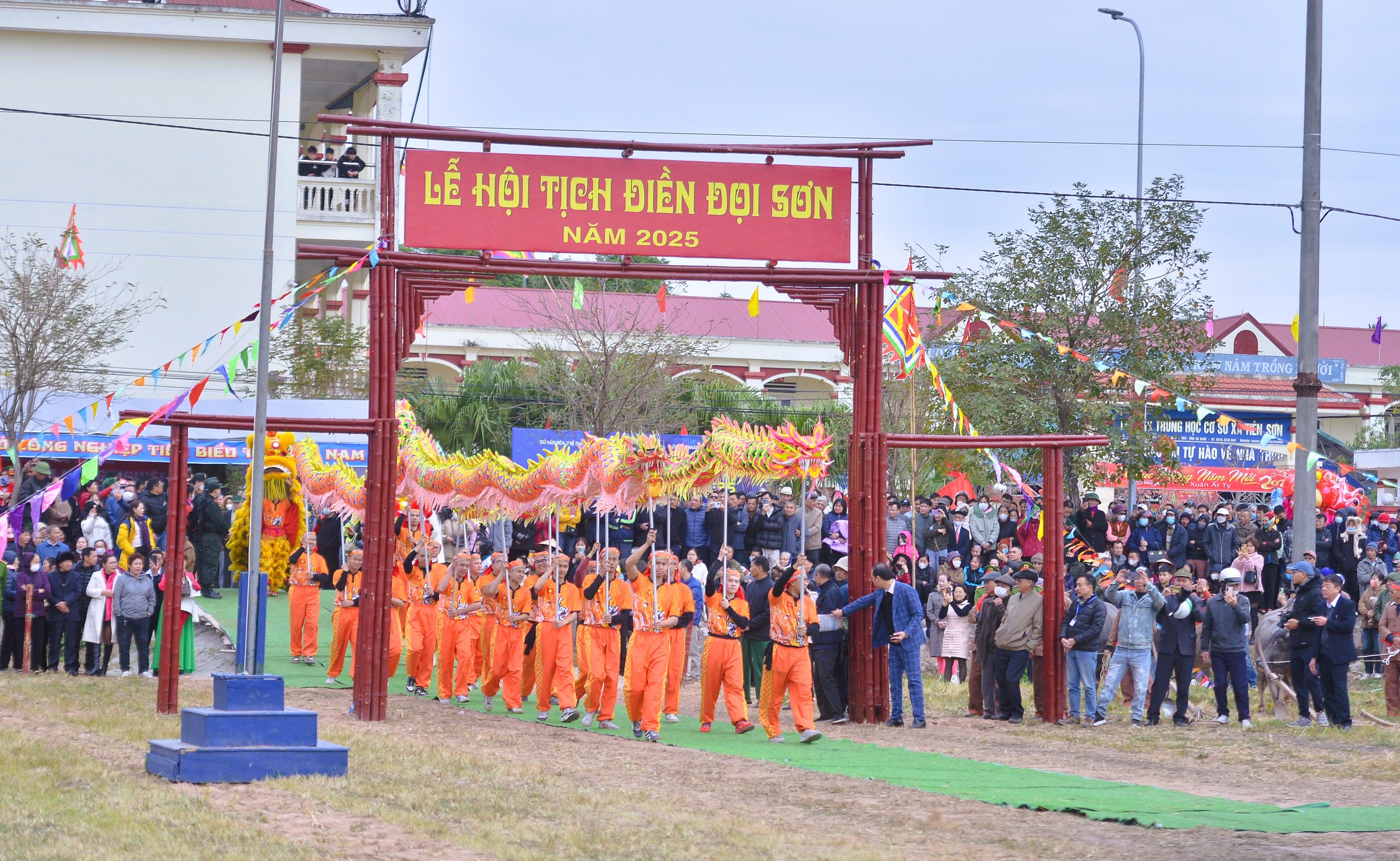 Một n&ocirc;ng d&acirc;n v&agrave;o vai nh&agrave; vua đi c&agrave;y ruộng- Ảnh 3.