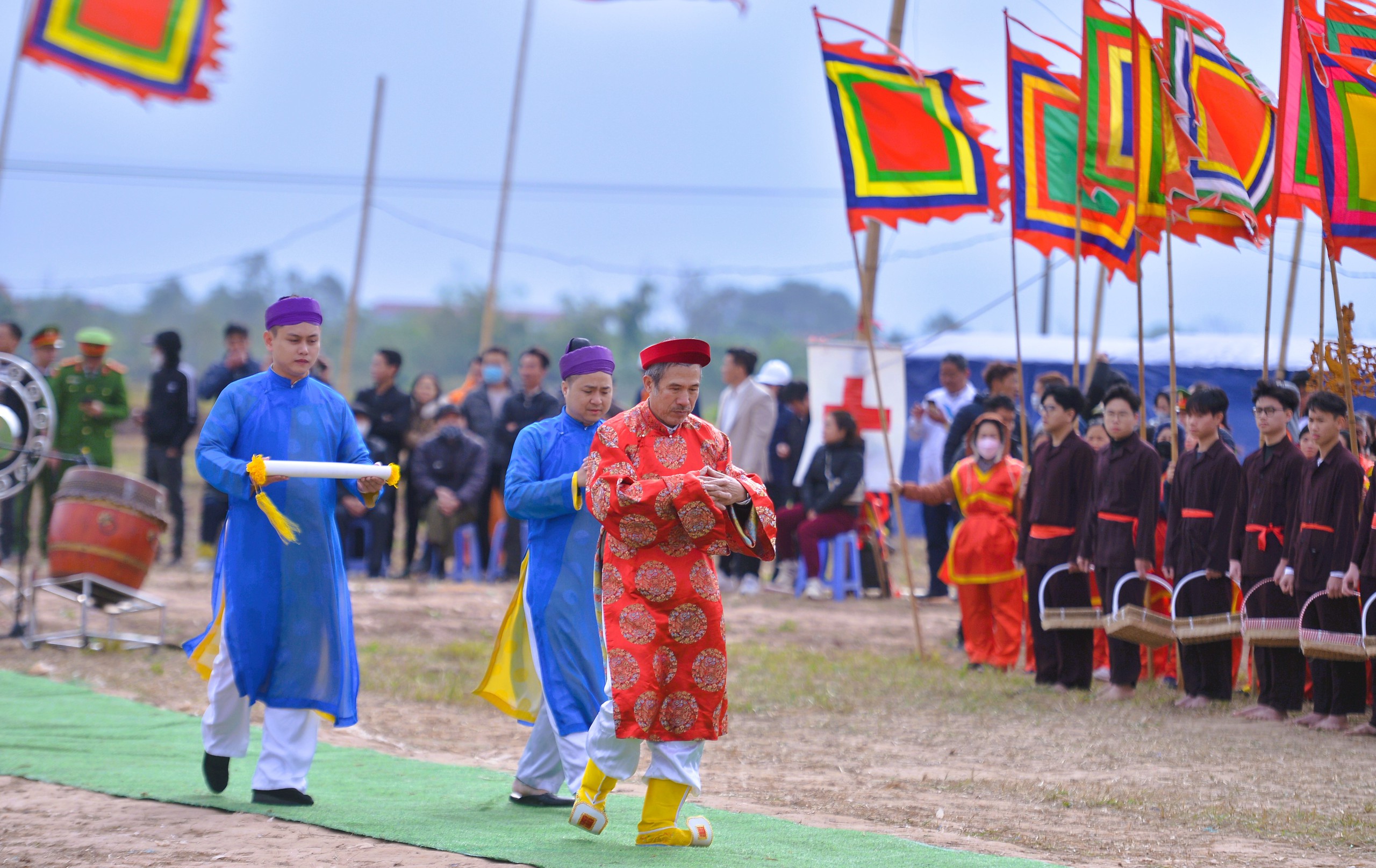 Một n&ocirc;ng d&acirc;n v&agrave;o vai nh&agrave; vua đi c&agrave;y ruộng- Ảnh 6.