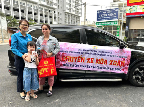 B&agrave; Nguyễn Ngọc Thắm - Ph&oacute; Chủ tịch LĐLĐ quận B&igrave;nh T&acirc;n, TP HCM - tặng qu&agrave; cho gia đ&igrave;nh lao động kh&oacute; khăn Ảnh: MAI CHI