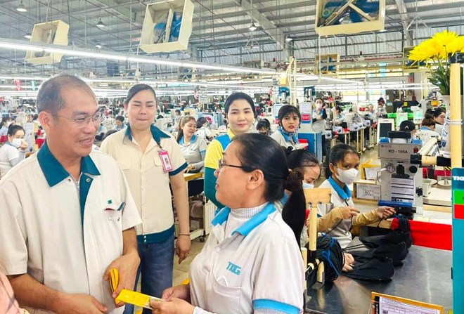 Hai công ty lớn ở Đồng Nai lì xì cho công nhân tổng cộng 15 tỉ đồng - Ảnh 1.