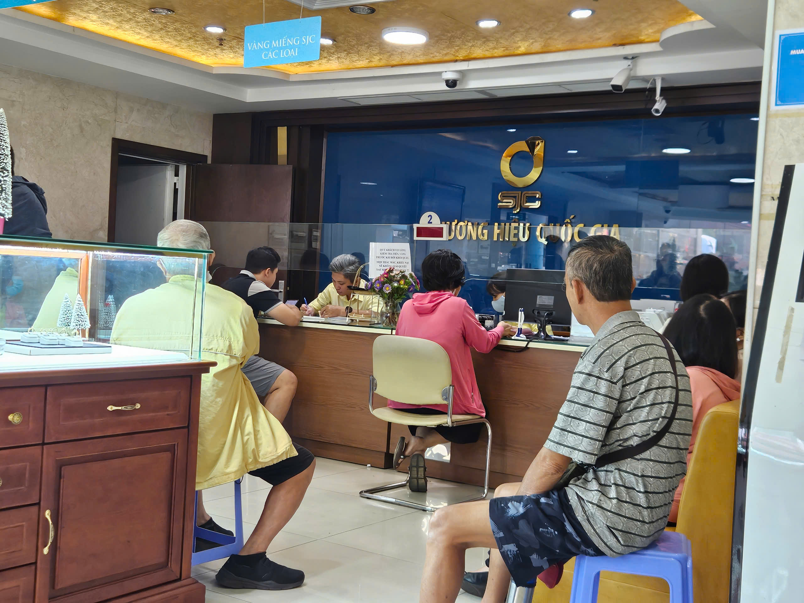 Gi&aacute; v&agrave;ng tăng n&oacute;ng trước ng&agrave;y Thần T&agrave;i, C&ocirc;ng ty SJC b&aacute;n tối đa 0,5 chỉ/người- Ảnh 1.