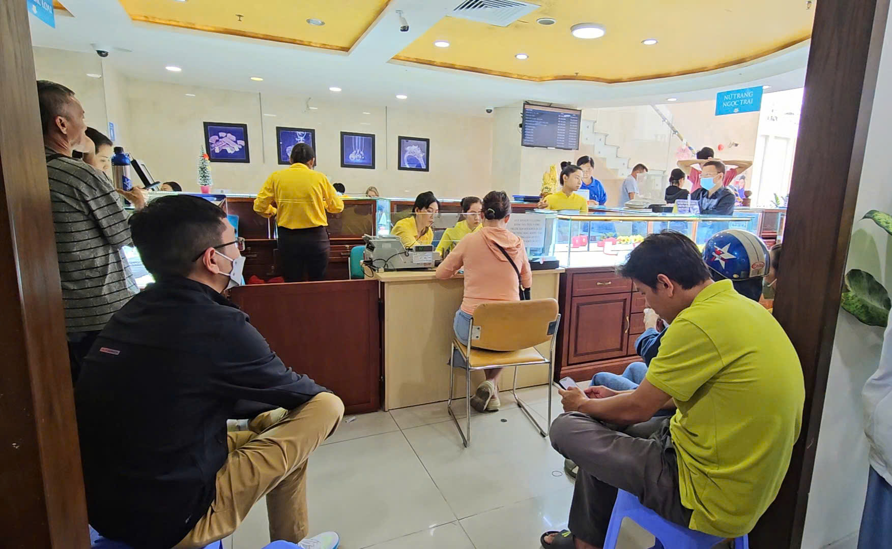 Gi&aacute; v&agrave;ng tăng n&oacute;ng trước ng&agrave;y Thần T&agrave;i, C&ocirc;ng ty SJC b&aacute;n tối đa 0,5 chỉ/người- Ảnh 3.