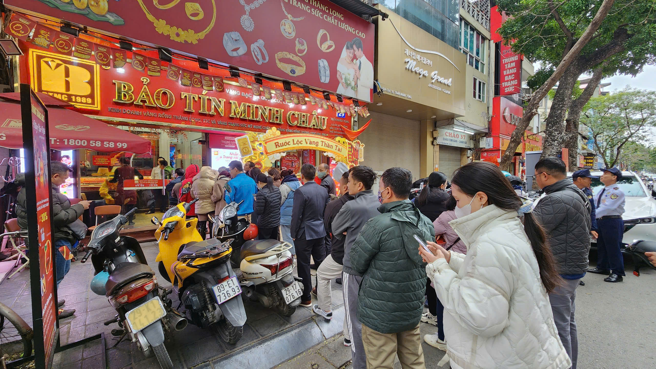 Gi&aacute; v&agrave;ng "lập đỉnh", người d&acirc;n xếp h&agrave;ng d&agrave;i chờ mua d&ugrave; chưa tới ng&agrave;y v&iacute;a Thần T&agrave;i- Ảnh 3.